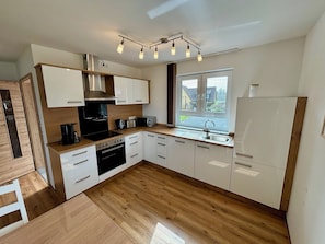 Réfrigérateur, micro-ondes, plaque de cuisson, lave-vaisselle