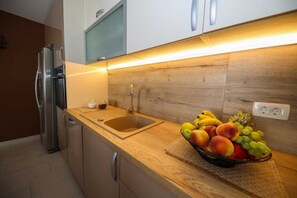 Kühlschrank, Mikrowelle, Ofen, Geschirrspüler