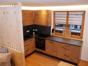 ثلاجة، فرن، غسالة أط باق، ماكينة لصنع القهوة/الشاي