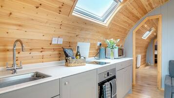 Réfrigérateur, four, plaque de cuisson, grille-pain