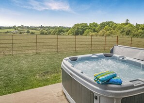 Outdoor spa tub - 1 bedroom accommodation in Yeovil (Yeovil)