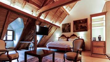 Junior Suite | 1 bedroom, desk, soundproofing, iron/ironing board