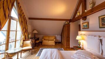 1 Schlafzimmer, Schreibtisch, schallisolierte Zimmer