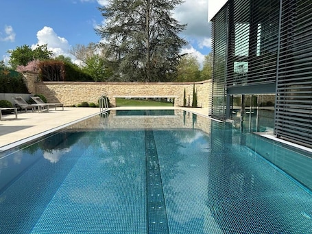 Una piscina al aire libre