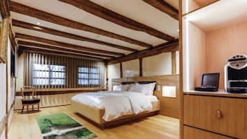 Superior Double Room | 1 bedroom, desk, soundproofing, iron/ironing board