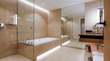 Badewanne und Dusche (separat), Haartrockner, BademÀntel, Hausschuhe