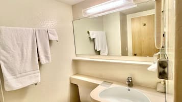 Deluxe Apartment | Bathroom | Shower, towels, soap, toilet paper