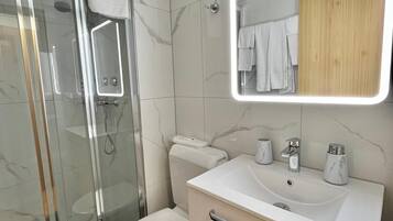 Exklusivt dubbelrum | Badrum | Dusch, handdukar, tvÄl och toalettpapper
