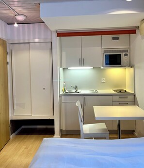 Quarto quádruplo | Escrivaninha, espaço de trabalho para notebook, Wi-Fi de cortesia