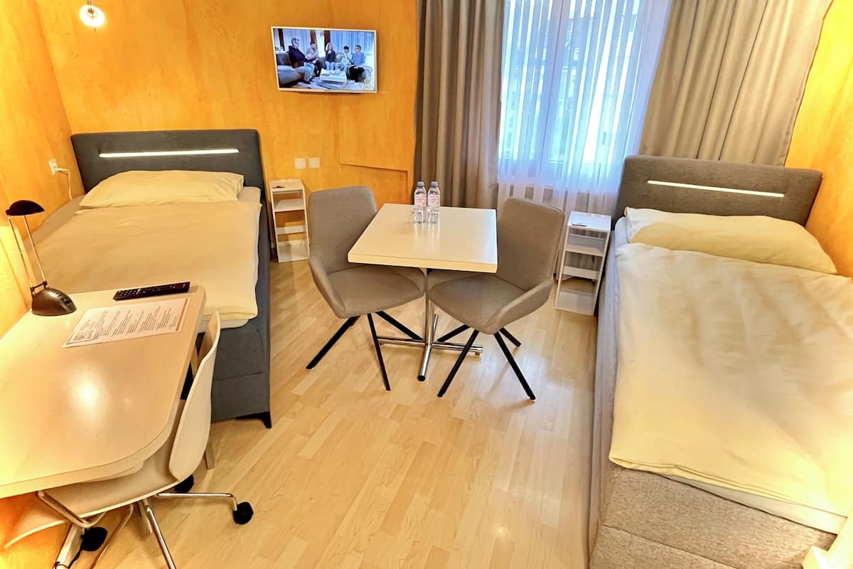 Chambre avec lits jumeaux | Bureau, espace de travail pour ordinateur portable, Wi-Fi gratuit