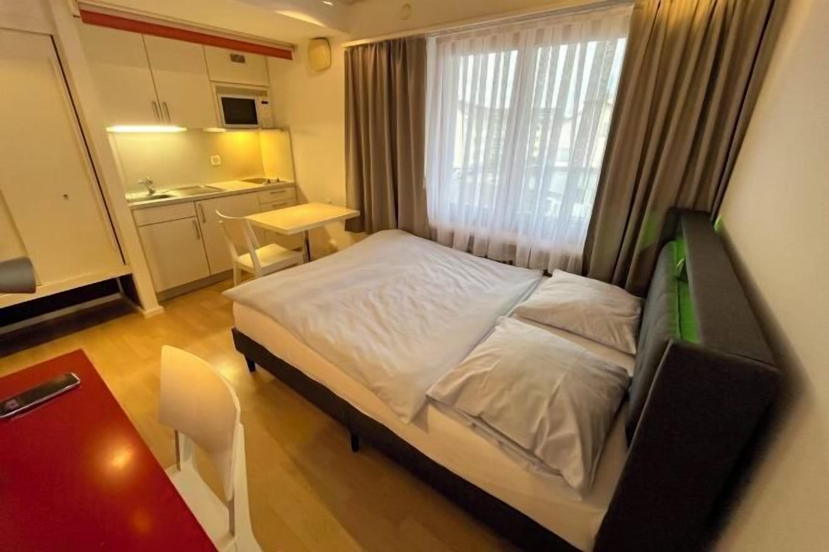 Bureau, espace de travail pour ordinateur portable, Wi-Fi gratuit