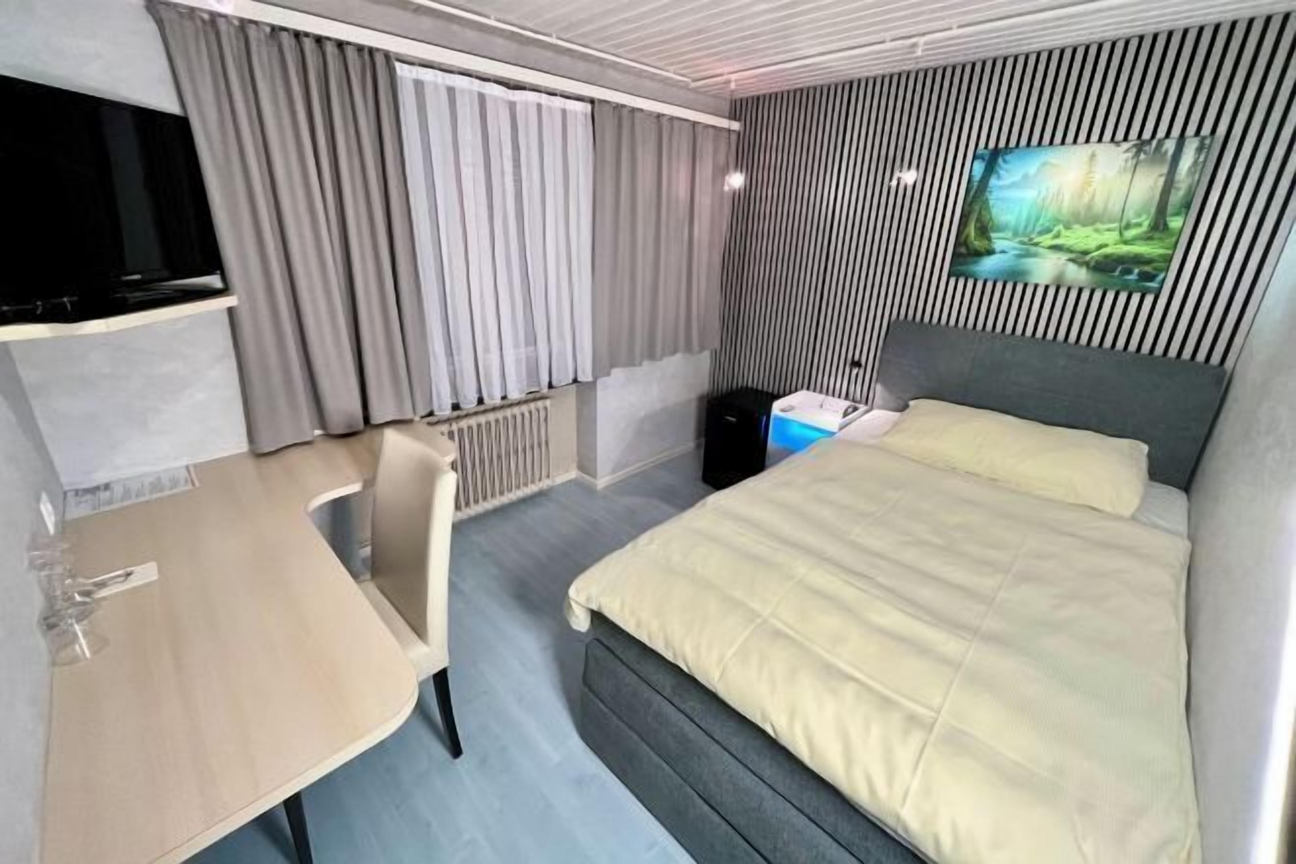 Bureau, espace de travail pour ordinateur portable, Wi-Fi gratuit