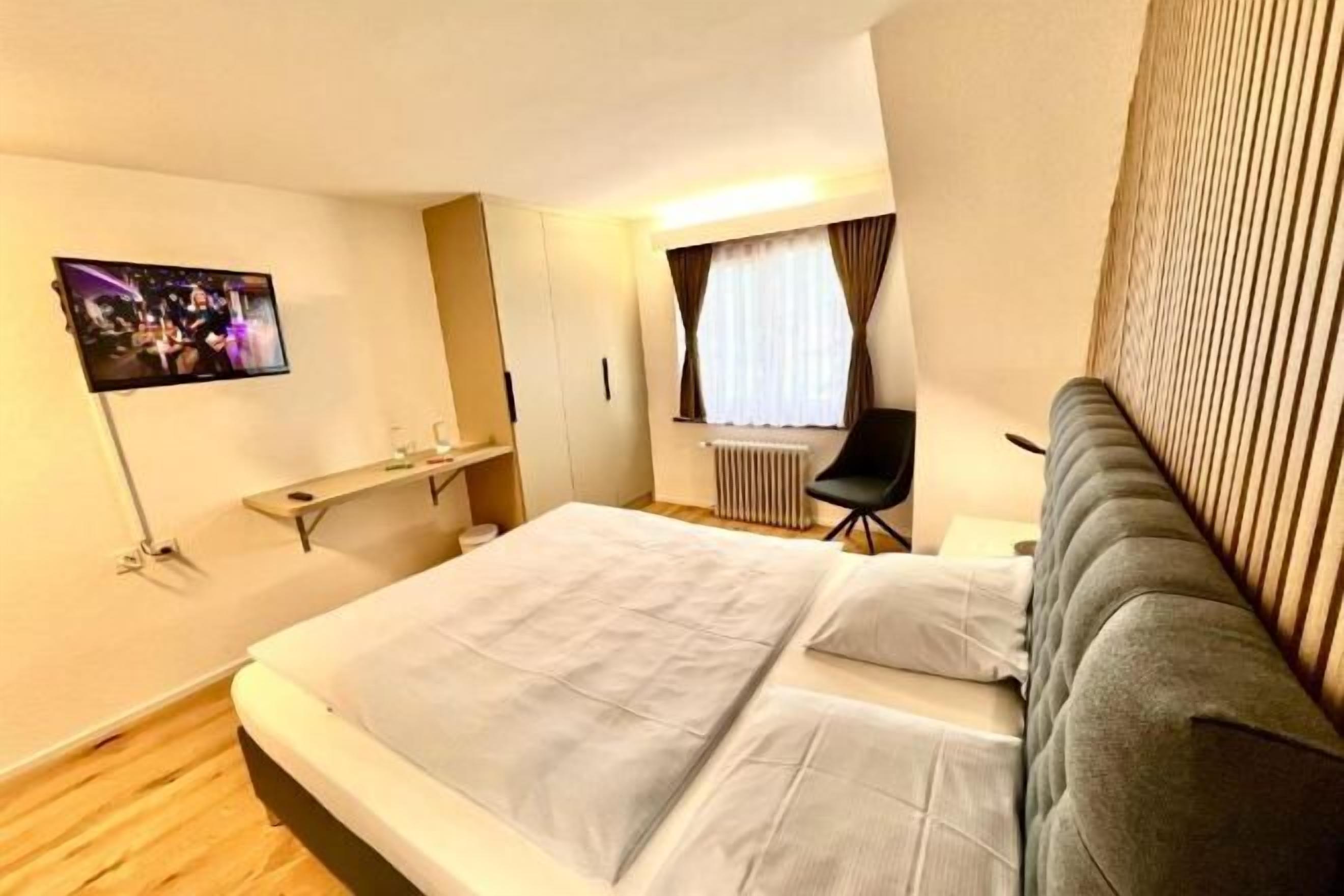 Bureau, espace de travail pour ordinateur portable, Wi-Fi gratuit