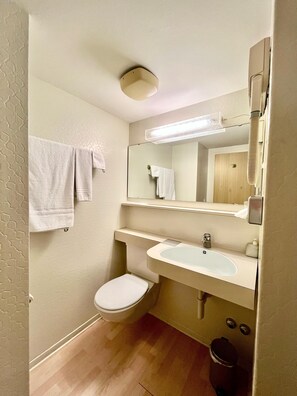 Shower, towels, soap, toilet paper - Seilers Hotel (Liestal)