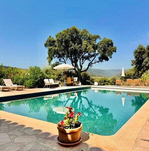 Una piscina al aire libre de temporada