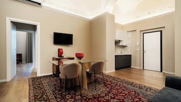 Deluxe suite, uitzicht op stad | Woonruimte | Een televisie