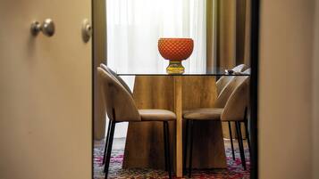 Suite Deluks, pemandangan kota | Area keluarga | TV