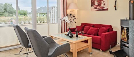 Tv, pejs, bordtennisbord, bøger