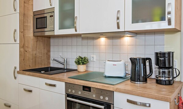 雪櫃、微波爐、焗爐、爐具