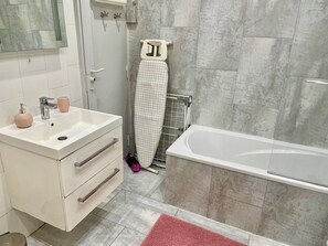 Douche, sèche-cheveux, serviettes fournies, savon