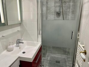 Shower, hair dryer, towels, soap - Gorgeous Family unit 2 bedrooms-2 BA-2 toilets @5mn walk from Champs Elysées (Paris)