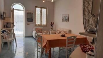 Apartment, 1 Schlafzimmer, Raucher, eigener Pool | Innenbereich
