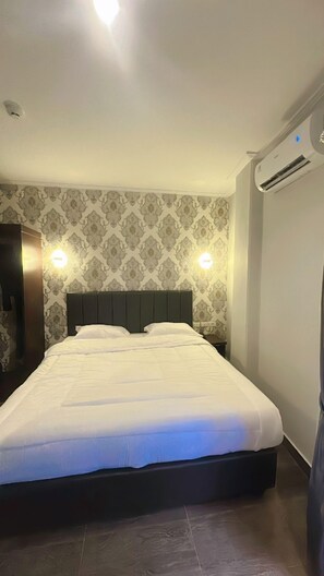 Camera con letto matrimoniale o 2 letti singoli, vista città | Una scrivania, Wi-Fi gratuito