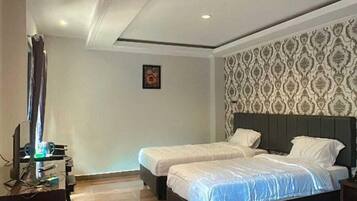 Habitación con 1 cama matrimonial o 2 individuales, vista a la ciudad | Escritorio y wifi gratis