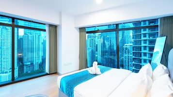 Diamond Three bedroom apartment (PETRONAS Twin Towers view) | Dundyner, senger med overmadrass, skrivebord og blendingsgardiner