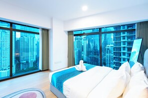 Diamond Three bedroom apartment (PETRONAS Twin Towers view) | Dundyner, senger med overmadrass, skrivebord og blendingsgardiner