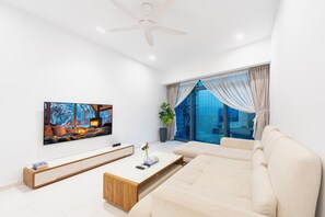 Premium Two bedrooms Apartment (Petronas Twin Towers View) | Ruang tamu | 43 inci sebuah televisyen pintar dengan digital 