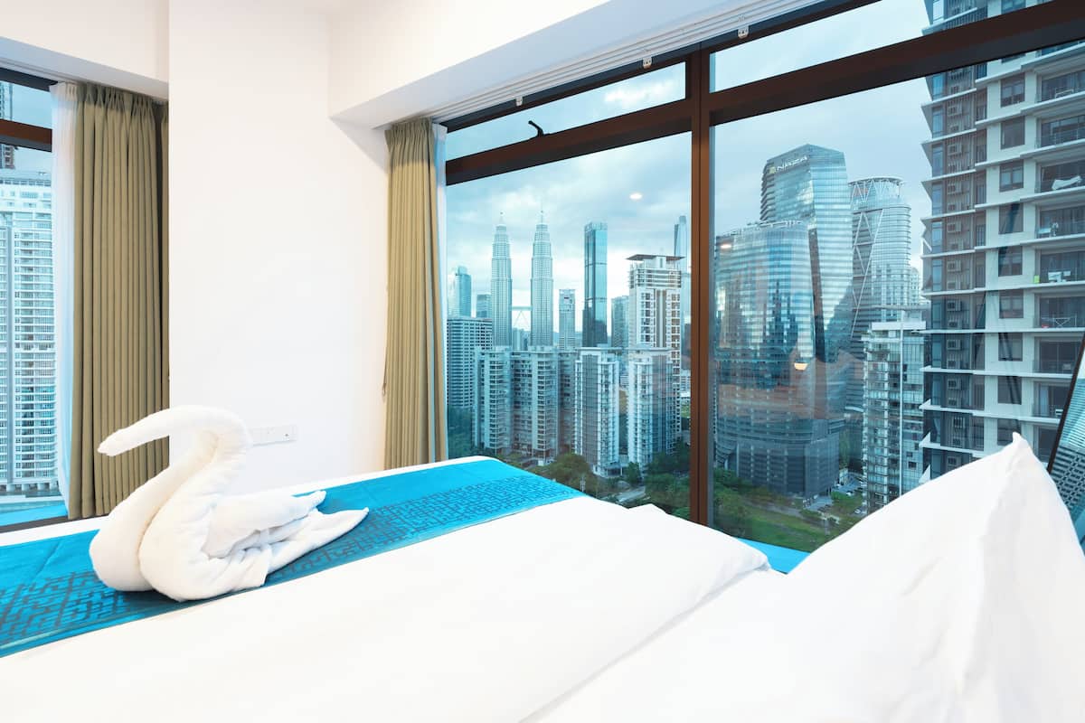 Diamond Three bedroom apartment (PETRONAS Twin Towers view) | Edredones de plumas, colchones con acolchado adicional, escritorio
