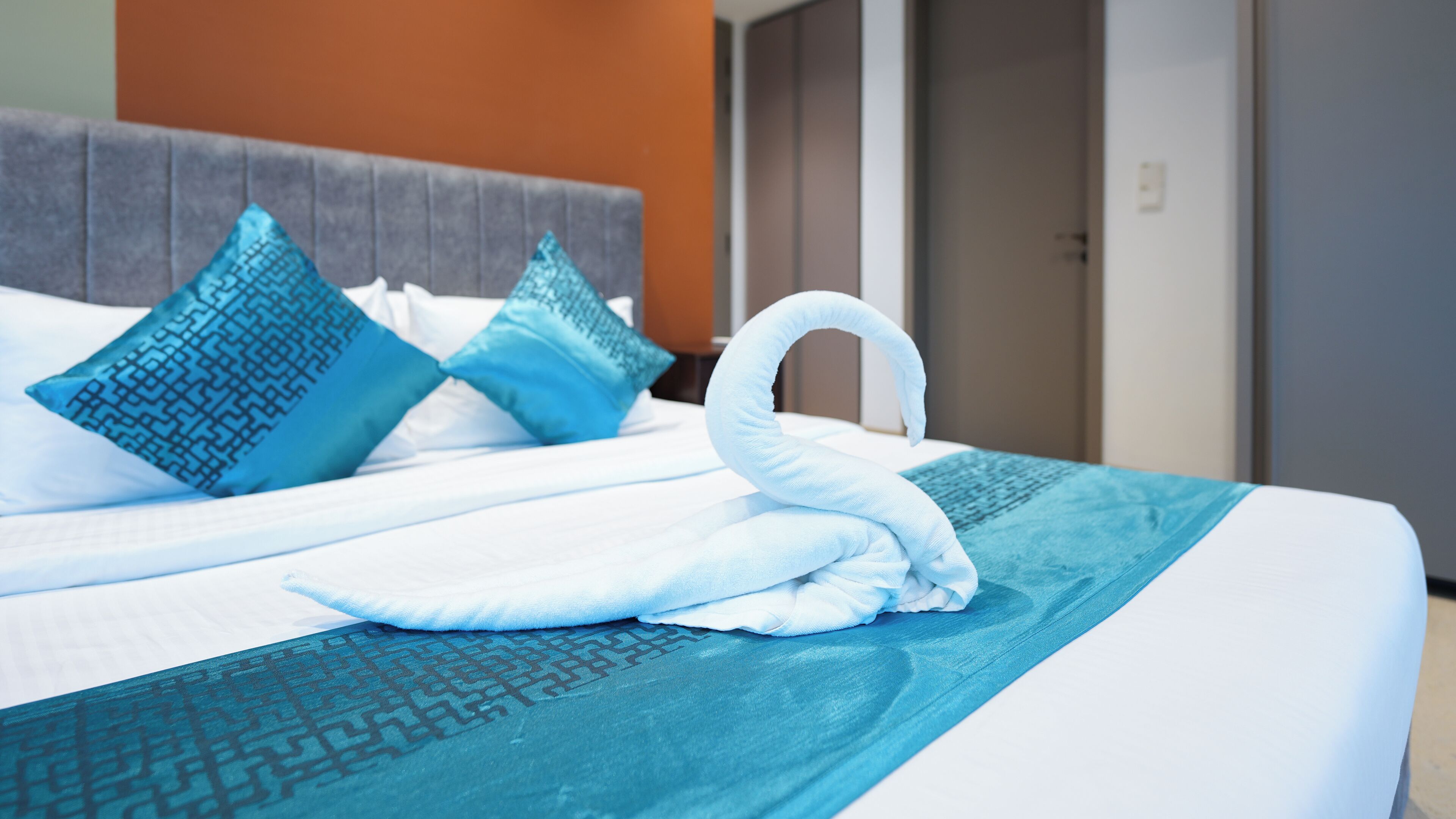 Familieleilighet, 3 soverom, utsikt mot golfbane | Dundyner, senger med overmadrass, skrivebord og blendingsgardiner