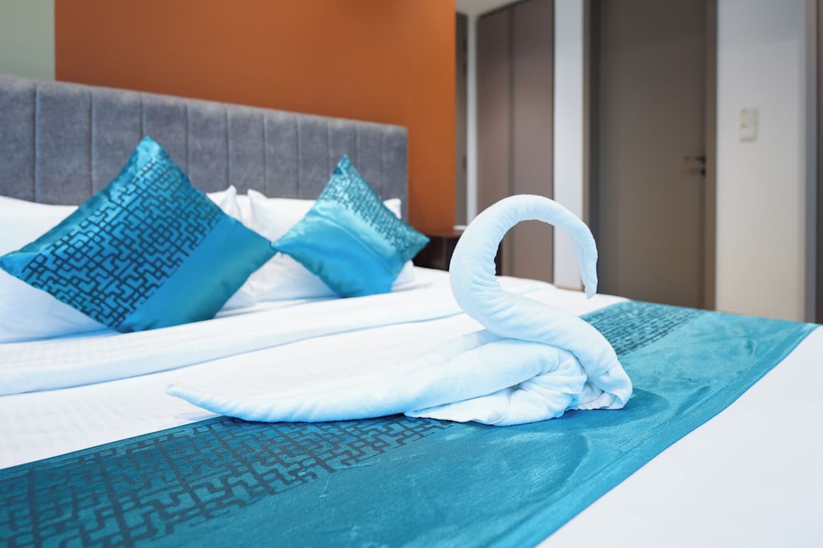 Familieleilighet, 3 soverom, utsikt mot golfbane | Dundyner, senger med overmadrass, skrivebord og blendingsgardiner