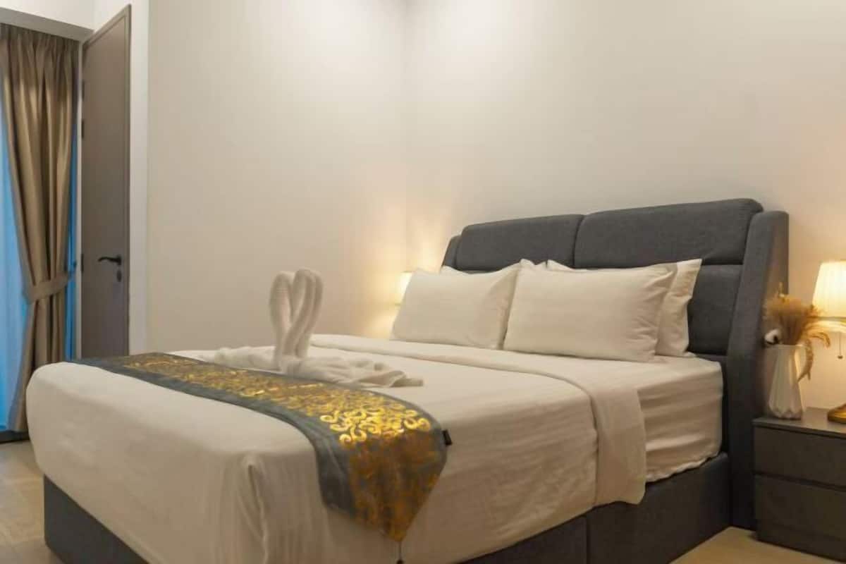 1 bedroom, down duvets, pillow-top beds, desk