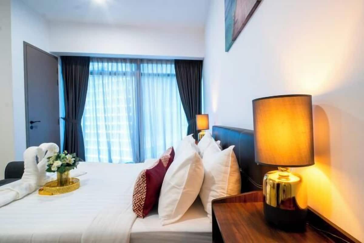 1 bedroom, down duvets, pillow-top beds, desk