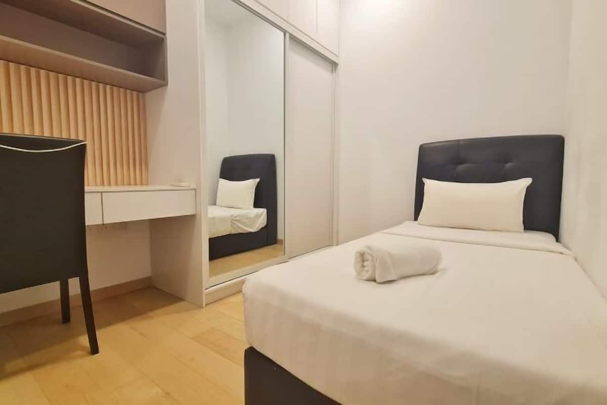 1 bedroom, down duvets, pillow-top beds, desk