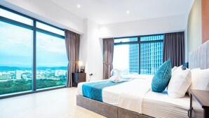 Ein modernes Hotelzimmer mit einem großen Bett, Blick auf eine Stadtlandschaft und einem großen Fenster mit Vorhängen.