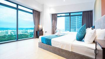 Family Apartment, 3 Bedrooms, Golf View | Gebar bulu kapas, tilam berlapik, meja, langsir/tirai gelap terus