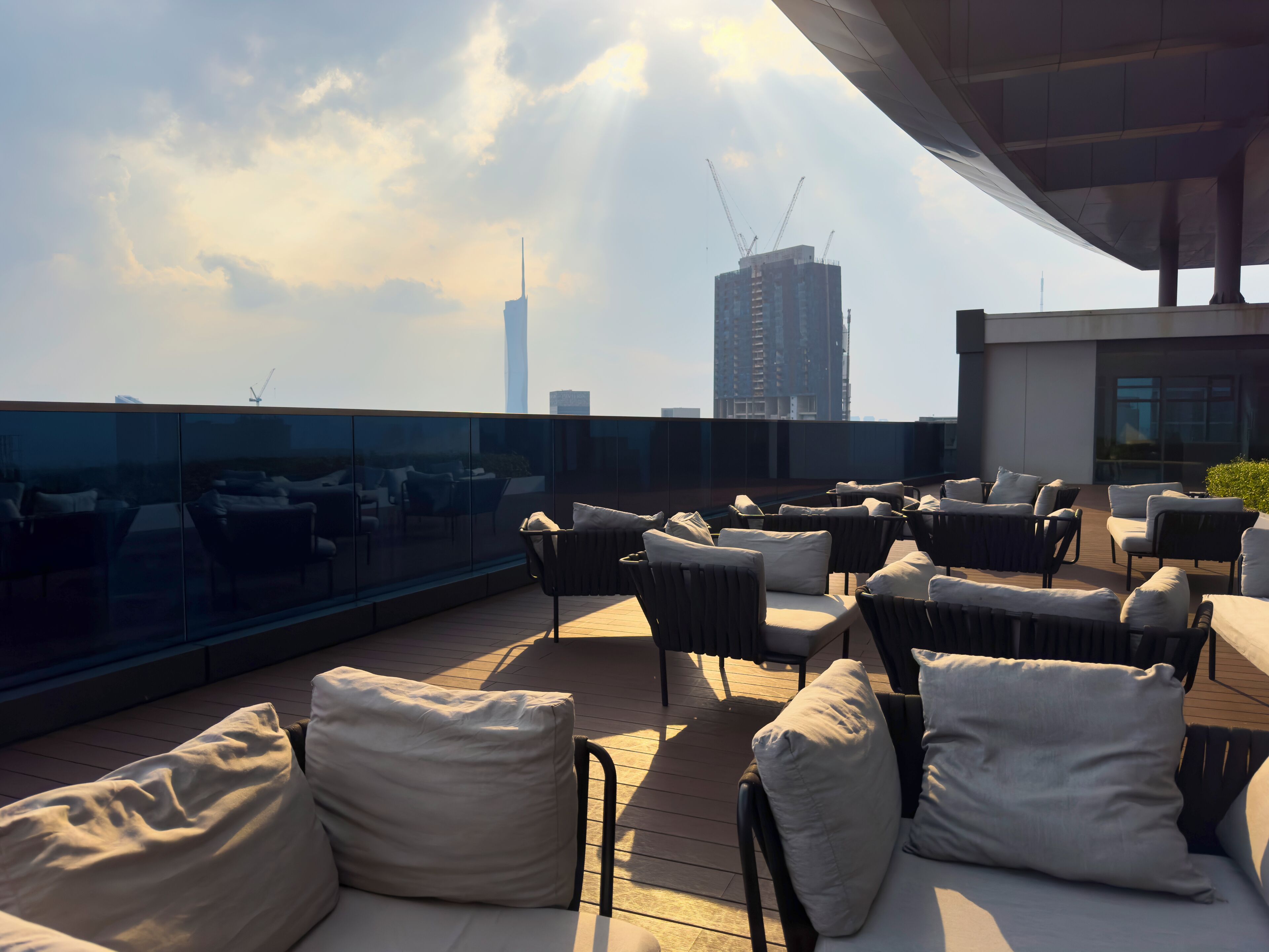 Une terrasse sur le toit, dotée d’un espace extérieur aménagé et offrant une vue sur les toits de la ville.