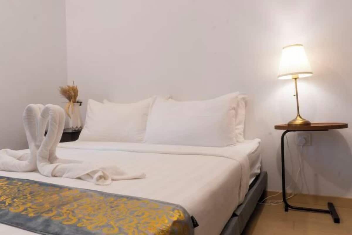 1 bedroom, down duvets, pillow-top beds, desk