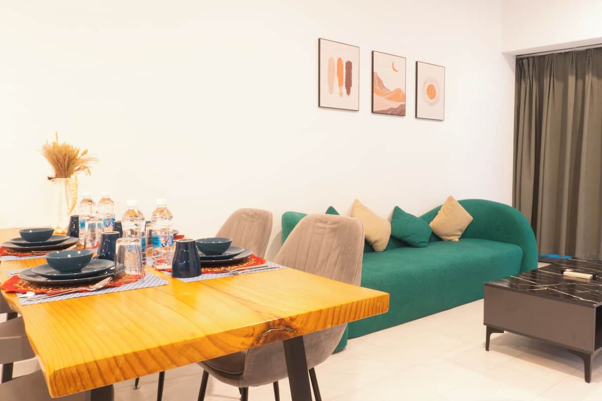 Superior Apartment (PETRONAS Twin Towers view) | Living area