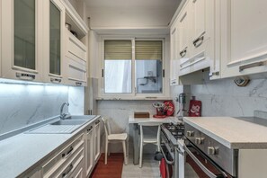 Fridge, oven, stovetop, cookware/dishes/utensils - Musei Vaticani Apartamento per 8 persone (Rome)