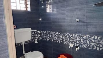 Habitación Deluxe doble | Baño | Ducha, artículos de higiene personal gratuitos, toallas y jabón