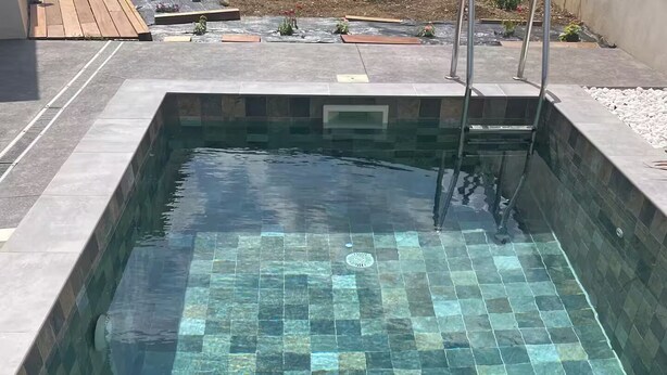 Una piscina con pavimento a scacchi.