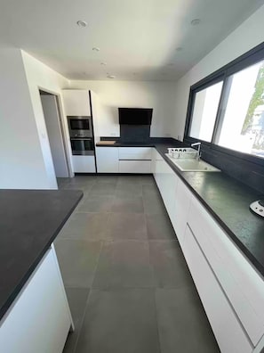 Micro-ondes, four, plaque de cuisson, lave-vaisselle