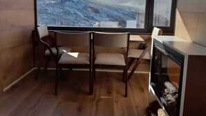 Een moderne keuken met een groot raam dat uitkijkt op een besneeuwd berglandschap.