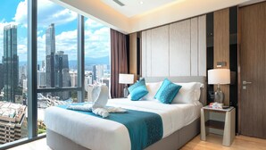 Une chambre d’hôtel moderne dotée d’un grand lit, de deux tables de chevet, d’une vue sur la ville et d’une grande fenêtre.