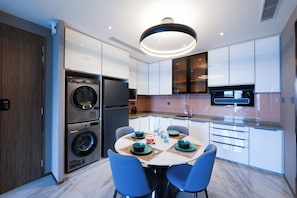 Luxury Two bedroom Apartment (Petronas Twin Tower View) | Vardagsrum | 43-tums smart-tv med digitalkanaler