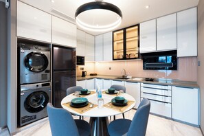 Full-size fridge, microwave, cleaning supplies, freezer - Imperial Luxury Suites KLCC by Moonway (Kuala Lumpur)